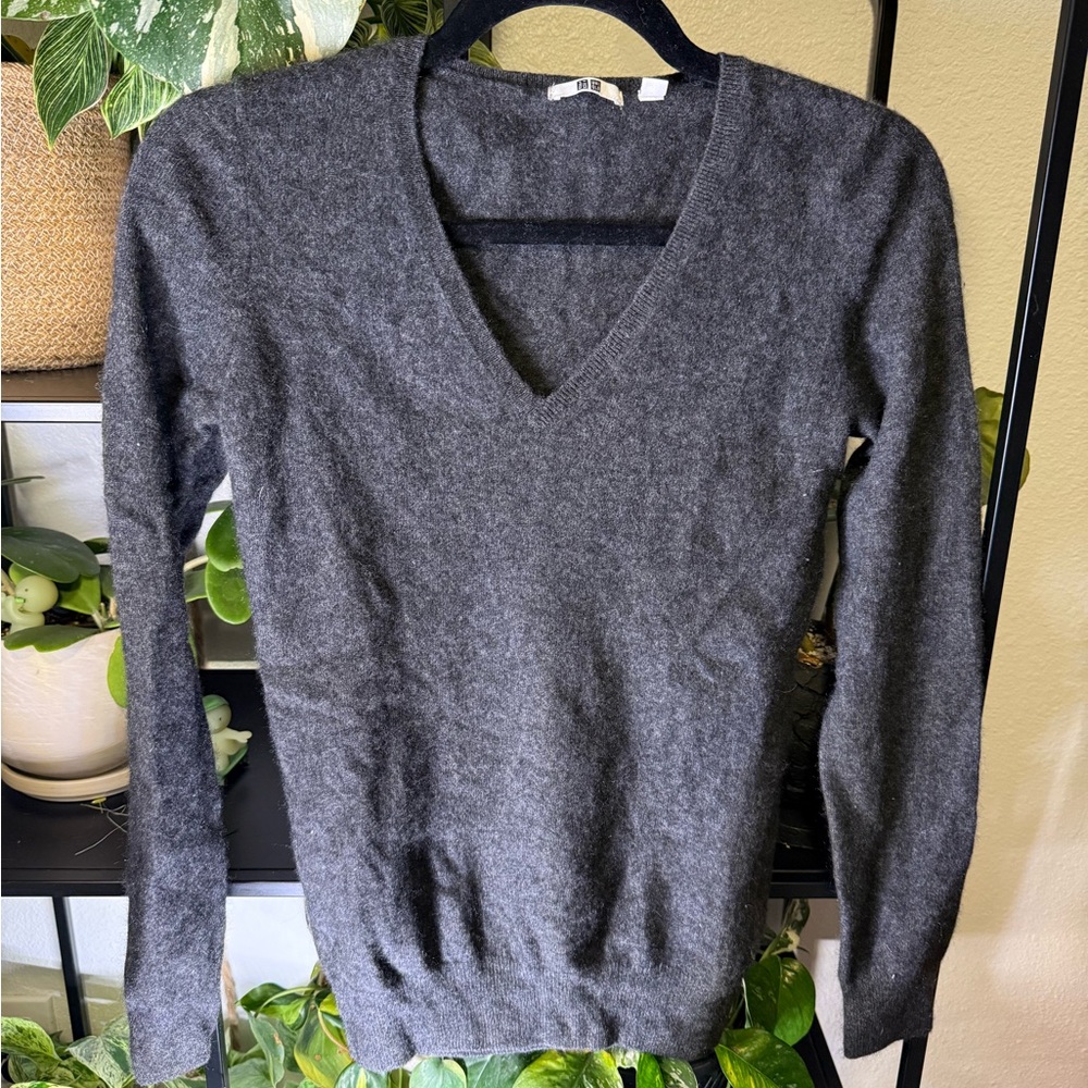 Uniqlo 100% Cashmere Charcoal V-Neck